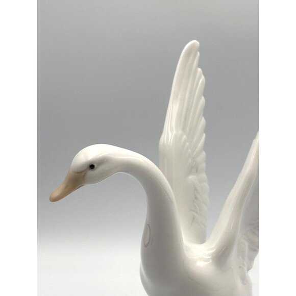 Stunning NAO by Lladro Porcelain Swan Taking Flight from Spain 8” Wedding Decor - Picture 6 of 14